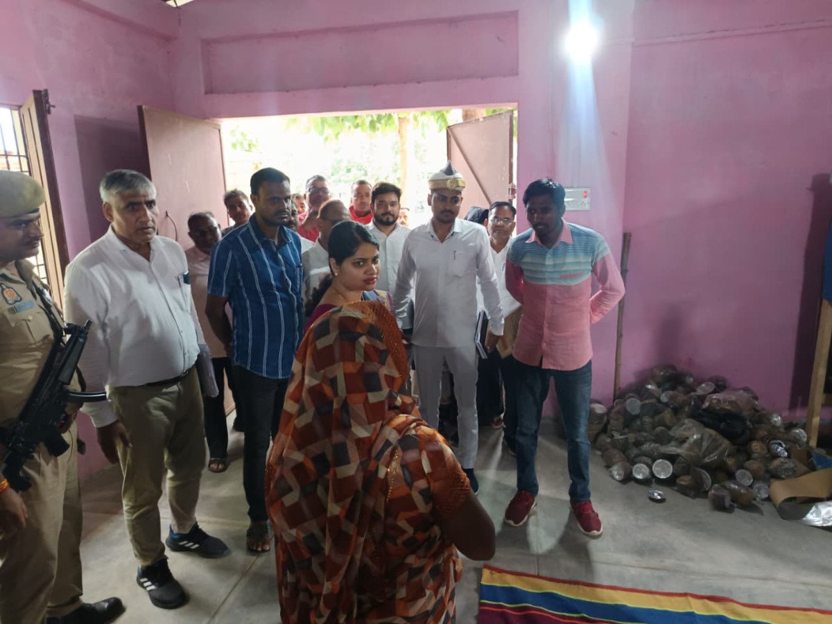 डीएम ईशा प्रिया ने किया दोना-पत्तल उद्योग का निरीक्षण, महिलाओं को किया प्रेरित