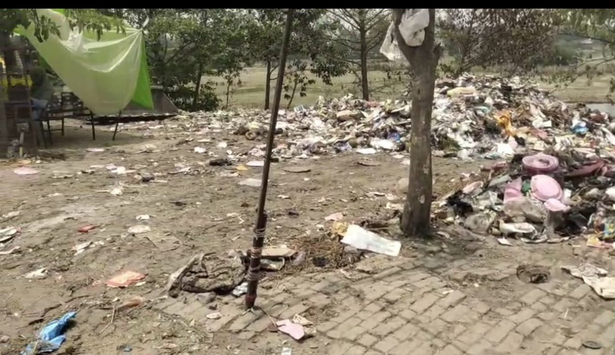 कूड़े का कहर: शहजादपुर में प्रशासन की लापरवाही से सांसों पर संकट, दुर्गंध ने जीना किया मुहाल!