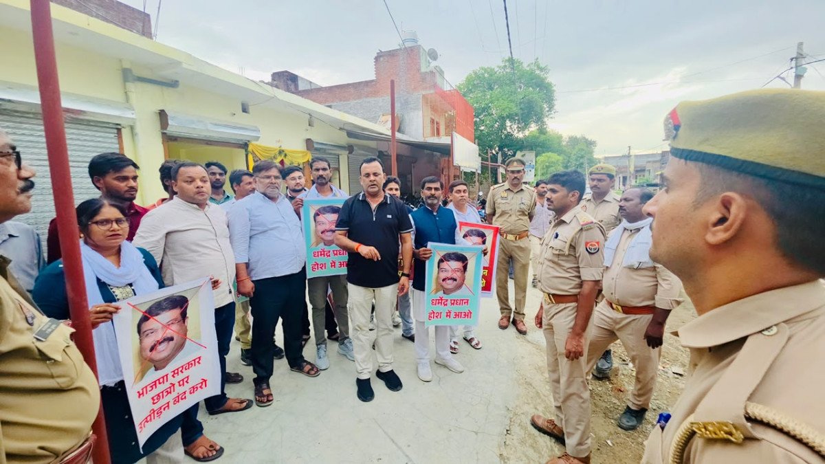 छात्रों पर लाठीचार्ज से भड़के कांग्रेसी: कौशाम्बी में धर्मेंद्र प्रधान का पुतला फूंकने को लेकर पुलिस से तीखी झड़प
