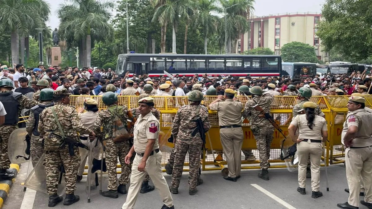 दिल्ली पुलिस ने जंतर मंतर पर सुरक्षा बढ़ाई चार मुख्य मेट्रो स्टेशनों पर निगरानी