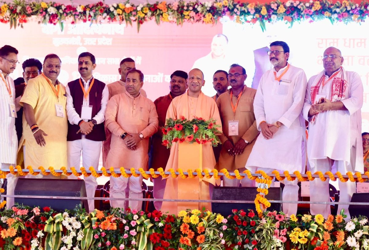 चित्रकूट का कायाकल्प: सीएम योगी ने दी ₹951 करोड़ की 124 विकास परियोजनाओं की सौगात, लाभार्थियों को सौंपे चेक और स्मार्टफोन