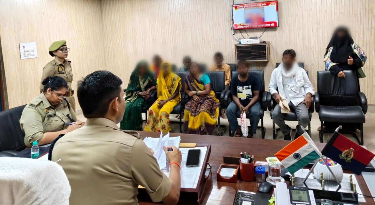 कौशाम्बी: पुलिस ऑफिस में एसपी सत्यनारायण प्रजापत की जनसुनवाई, फरियादियों की समस्याएं सुन अधिकारियों को दिए सख्त निर्देश
