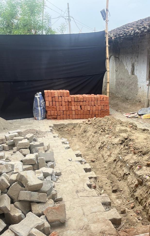 कौशाम्बी: पारा हसनपुर में सरकारी इंटरलॉकिंग सड़क उखाड़कर दीवार बनाने की कोशिश, ADO पंचायत की तहरीर पर भी पुलिस मौन