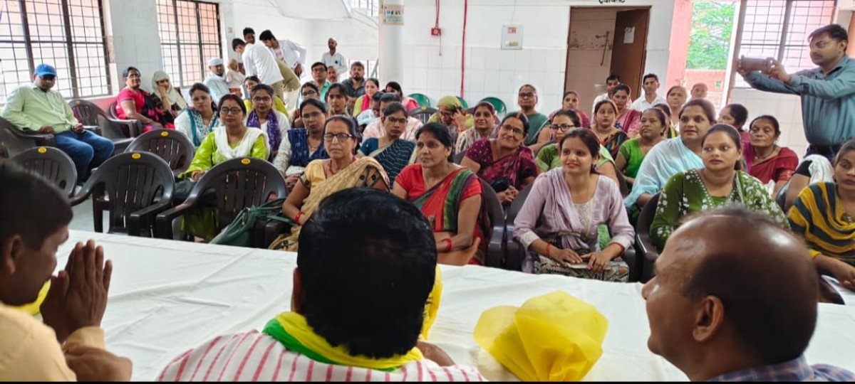 प्रतापगढ़: राजा भैया के प्रतिनिधि ने कालाकांकर सीएचसी का किया औचक निरीक्षण, स्वास्थ्य कर्मियों के साथ की समीक्षा बैठक
