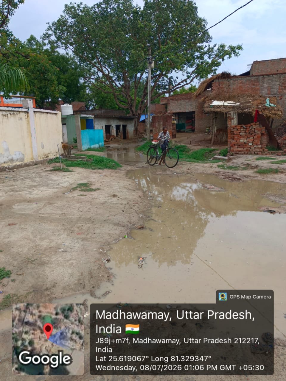 कौशाम्बी: जलभराव से सड़क बनी तालाब, ग्रामीणों ने दी विधानसभा चुनाव बहिष्कार की चेतावनी