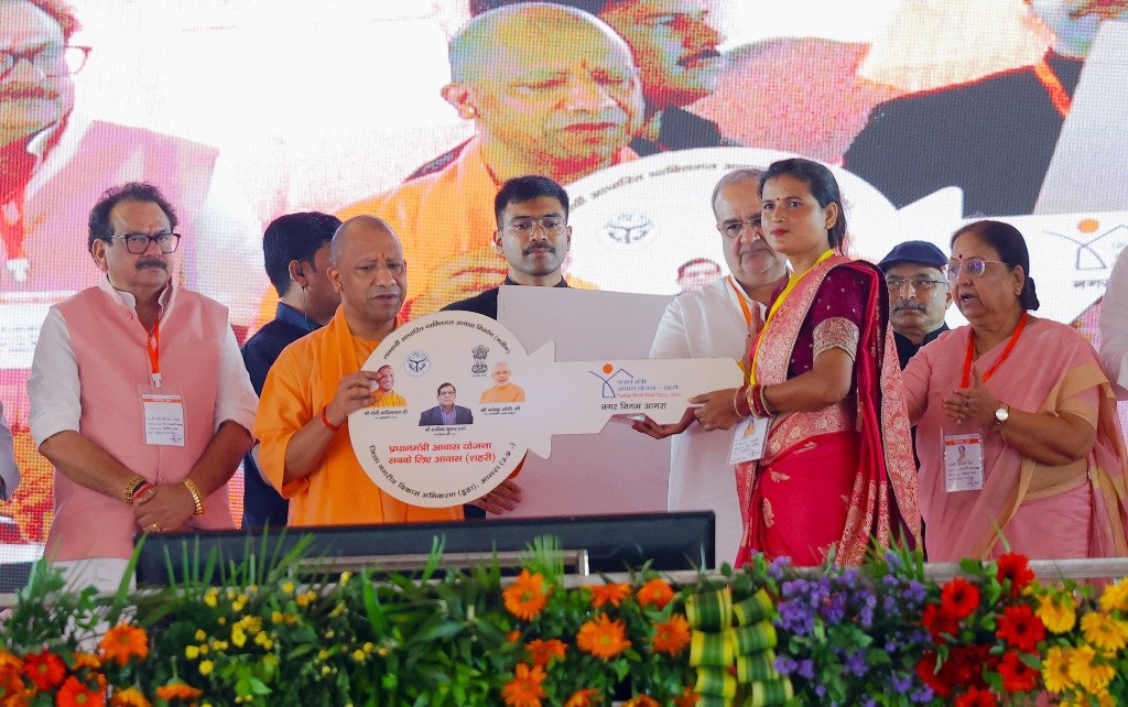 आगरा बनेगा 'फ्यूचर रेडी' सिटी: सीएम योगी ने दी ₹342 करोड़ की 53 विकास परियोजनाओं की सौगात, एयरपोर्ट और टाउनशिप से बदलेगी तस्वीर