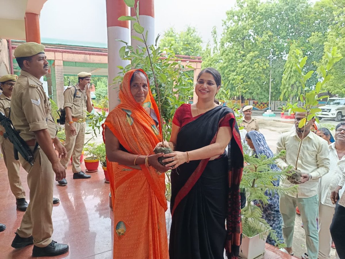 अनोखी पहल: अम्बेडकरनगर कलेक्ट्रेट में लगा फलदार पौधों का भंडारा, बांटे गए फ्री पौधे