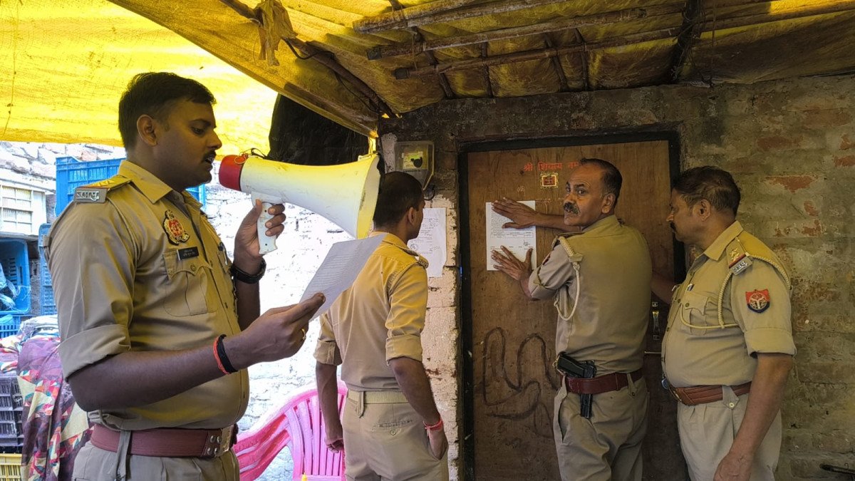 शादी का झांसा देकर महिला शिक्षक से दुष्कर्म: फरार मास्टर साहब पर 10 हजार का इनाम, गांव में ढोल-नगाड़े से मुनादी