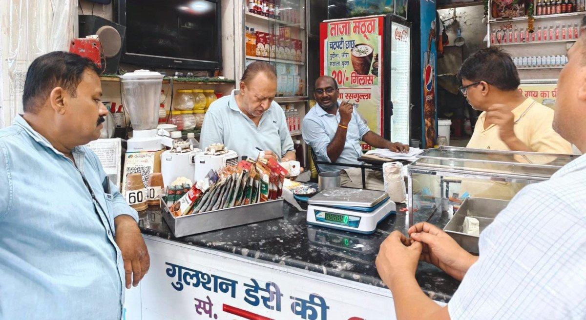 कानपुर: जिलाधिकारी के सख्त रुख पर खाद्य सुरक्षा विभाग की बड़ी कार्रवाई, 25 किलो रंगीन फिंगर चिप्स नष्ट