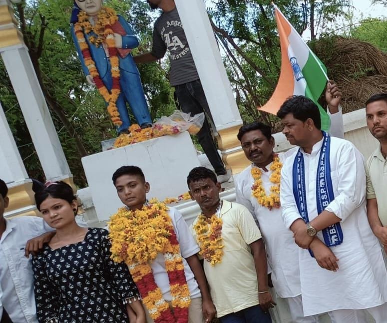 समंदर फतह कर लौटी प्रतापगढ़ की बेटी: नौसेना की ट्रेनिंग पूरी कर गांव पहुंची काजल गौतम का ऐतिहासिक स्वागत