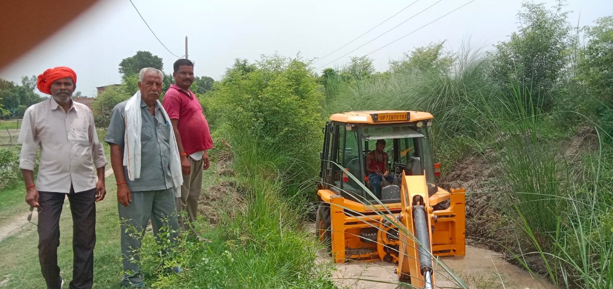 मसीहा बने प्रधान: सरकारी बजट का नहीं किया इंतजार, निजी जेब से 6 किमी नहर साफ कराकर बचाई 10 गांवों की फसल