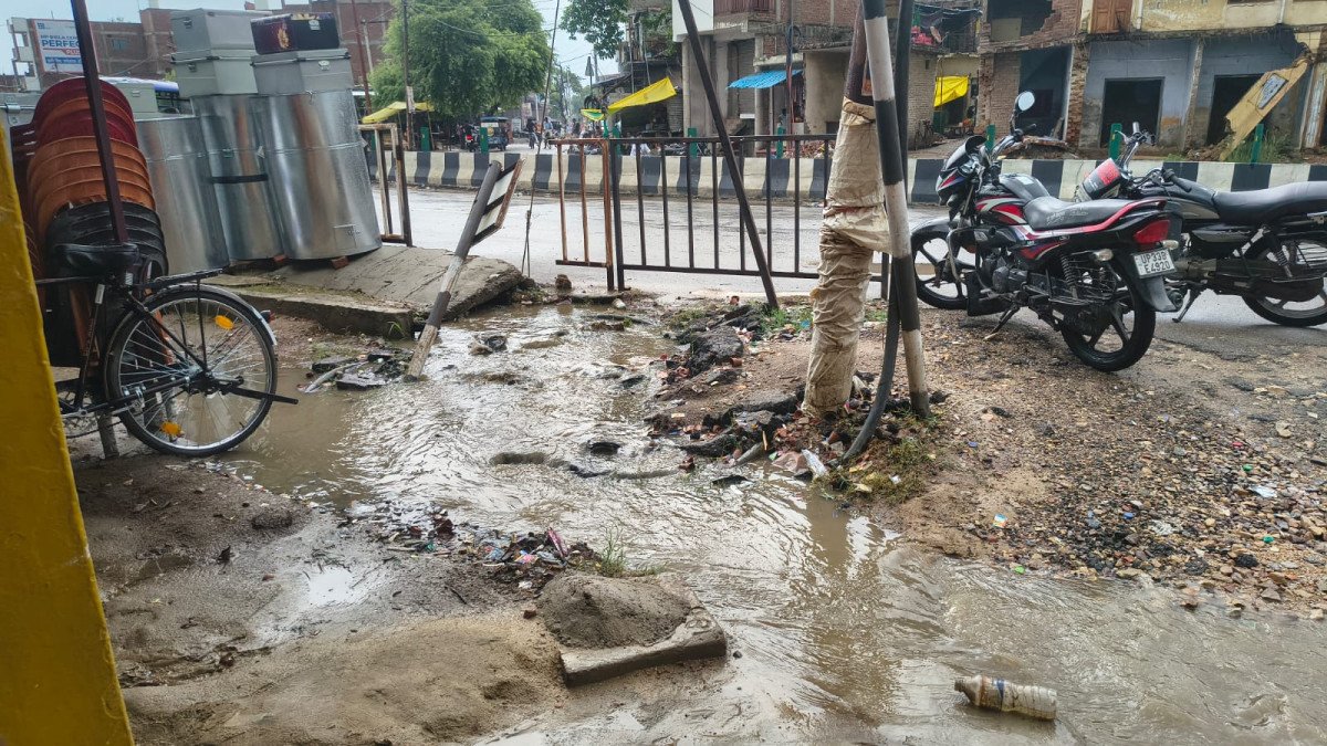 प्रतापगढ़: मिरगढ़वा-शाहाबाद मार्ग पर जलभराव से बढ़ी मुसीबत, कांवड़ यात्रा से पहले सुधार की मांग