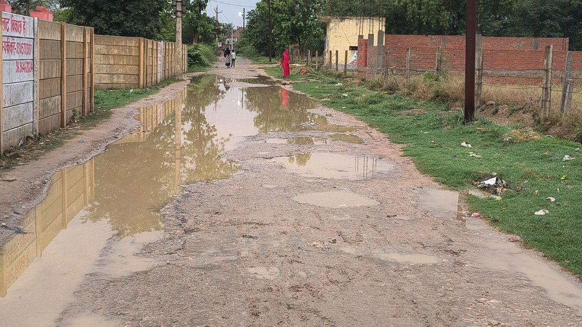 प्रतापगढ़: हल्की बारिश में तालाब बना अलीगंज मार्ग, राहगीरों का निकलना हुआ दूभर