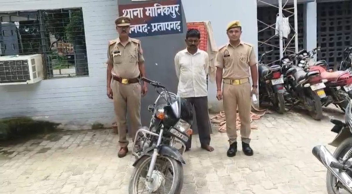 दुकान के सामने से चोरी हुई बाइक के साथ आरोपी गिरफ्तार, पीड़ित ने डिहवा चौराहे पर दबोचा