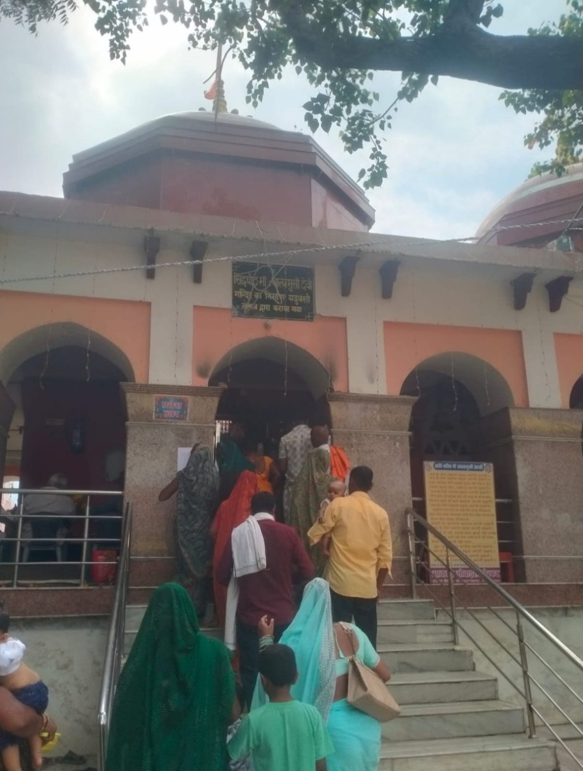 शीतला सप्तमी पर महिलाओं ने गंगा में लगाई आस्था की डुबकी, मां ज्वालामुखी धाम में चढ़ाया हलवा-पूड़ी का रोट