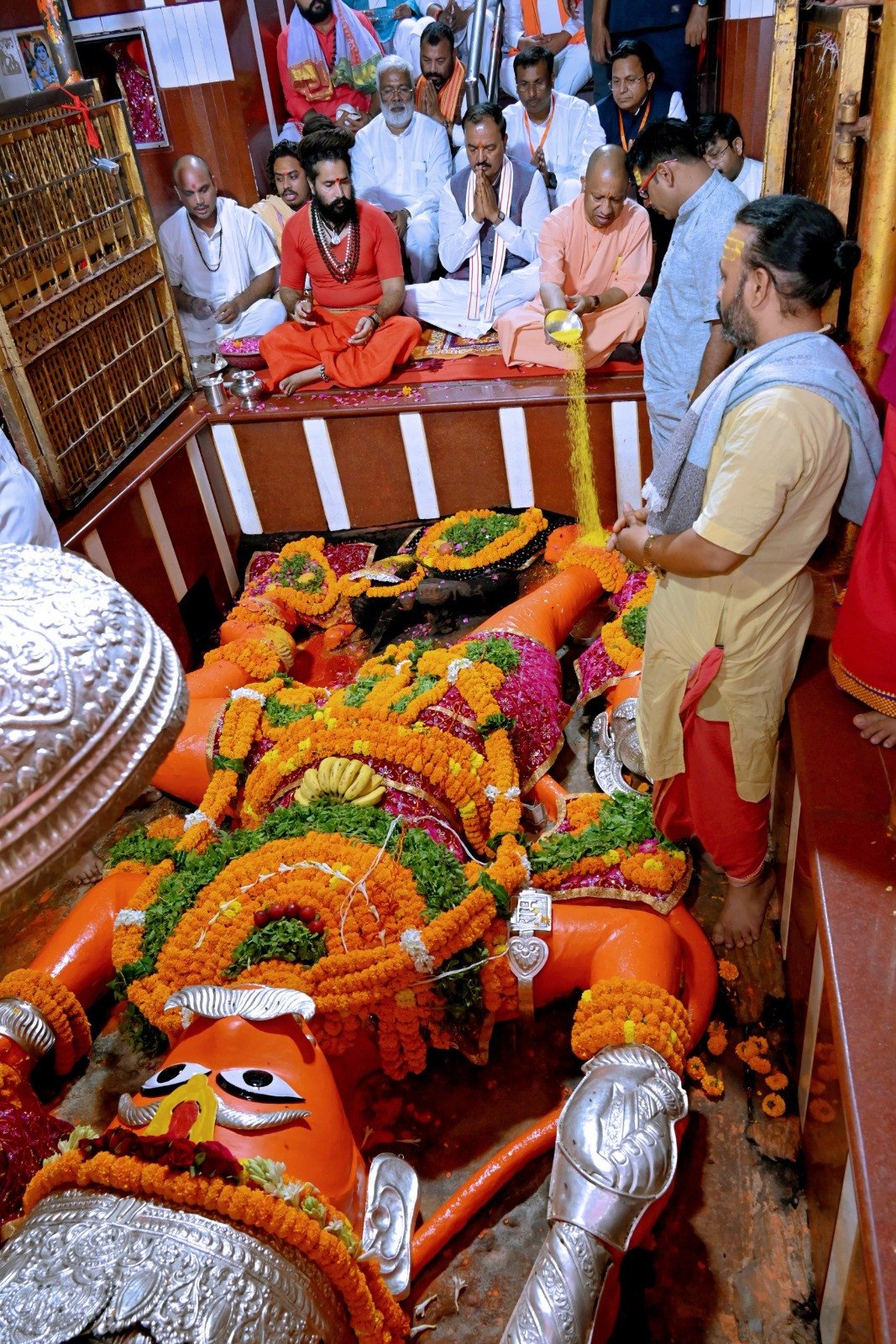 प्रयागराज: सीएम योगी आदित्यनाथ ने लेटे हनुमान जी के दरबार में टेका माथा