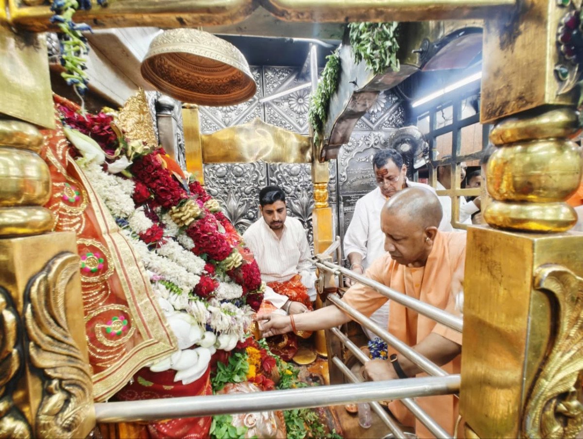 धार्मिक और विकास पथ पर यूपी: CM YOGI ADITYANATH ने मीरजापुर में की माँ विंध्यवासिनी की आराधना