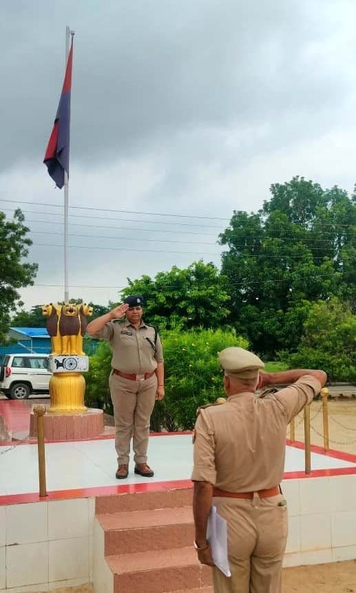 कौशाम्बी में एएसपी अमिता सिंह ने ली साप्ताहिक परेड की सलामी: टर्नआउट का किया निरीक्षण, दिए अनुशासन व मुस्तैदी के कड़े निर्देश