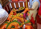 प्रयागराज: सीएम योगी आदित्यनाथ ने लेटे हनुमान जी के दरबार में टेका माथा