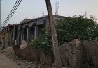 मानिकपुर में मुख्य मार्ग पर झुका बिजली का खंभा दे रहा बड़े हादसे को दावत