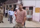 कौशांबी: पीएचसी मूरतगंज अचानक पहुंचे डीएम अमित पाल, पैथोलॉजी लैब खंगाली, मरीजों से पूछा- 'इलाज ठीक मिल रहा है?'