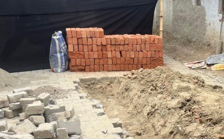 कौशाम्बी: पारा हसनपुर में सरकारी इंटरलॉकिंग सड़क उखाड़कर दीवार बनाने की कोशिश, ADO पंचायत की तहरीर पर भी पुलिस मौन