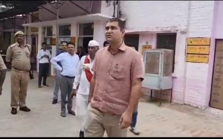कौशांबी: पीएचसी मूरतगंज अचानक पहुंचे डीएम अमित पाल, पैथोलॉजी लैब खंगाली, मरीजों से पूछा- 'इलाज ठीक मिल रहा है?'