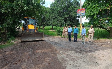 अम्बेडकरनगर में जलभराव और क्षतिग्रस्त मार्ग की समस्या पर प्रशासनिक टीम का त्वरित एक्शन