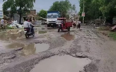 मुख्य मंत्री की सौगातों के बीच लालगंज-कालाकांकर मार्ग पर सवाल 