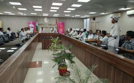 कपड़ा मंत्रालय के निदेशक और DM ने सुनीं समस्याएं, टेक्सटाइल यूनिट्स का किया दौरा