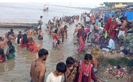 गुरु पूर्णिमा पर 'हर-हर गंगे' के जयकारों से गूंजे कुंडा के गंगा घाट, अवधेश्वरनाथ धाम में लगा श्रद्धालुओं का तांता