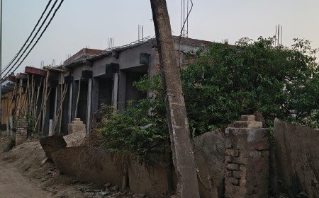 मानिकपुर में मुख्य मार्ग पर झुका बिजली का खंभा दे रहा बड़े हादसे को दावत