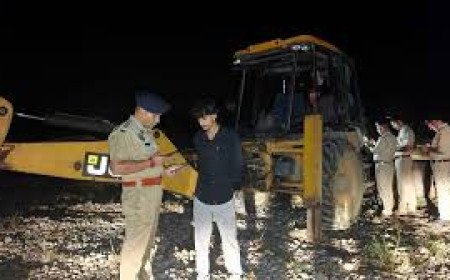 देहरा पुलिस की बड़ी कार्रवाई अवैध खनन में लगी जेसीबी और चार टिपर जब्त