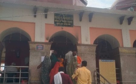 शीतला सप्तमी पर महिलाओं ने गंगा में लगाई आस्था की डुबकी, मां ज्वालामुखी धाम में चढ़ाया हलवा-पूड़ी का रोट