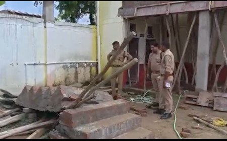 शटरिंग खोलते समय भरभरा कर गिरा विद्यालय का लिंटर, मज़दूर की दर्दनाक मौत; प्रबंधक पर संगीन आरोप