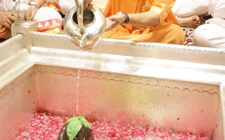 मुख्यमंत्री योगी आदित्यनाथ ने काशी विश्वनाथ और काल भैरव मंदिर में टेका माथा, की लोक-कल्याण की कामना