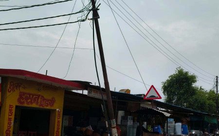 मानिकपुर में हादसे को दावत दे रहा जर्जर बिजली का पोल; कभी भी गिर सकती है कयामत, खौफ में क्षेत्रवासी