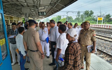 रसड़ा रेलवे स्टेशन पर बदहाली देख भड़के डीआरएम: अधिकारियों को लगाई फटकार, यात्री सुविधाएं जल्द बढ़ाने के निर्देश