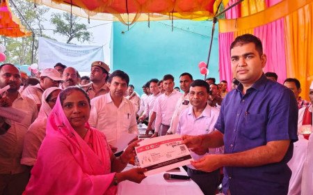 कौशाम्बी के म्योहर में डीएम ने लगाई चौपाल, योजनाओं से वंचित पात्रों को तुरंत लाभ देने का फरमान