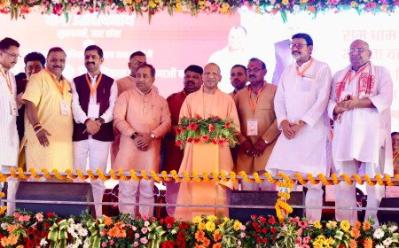 चित्रकूट का कायाकल्प: सीएम योगी ने दी ₹951 करोड़ की 124 विकास परियोजनाओं की सौगात, लाभार्थियों को सौंपे चेक और स्मार्टफोन