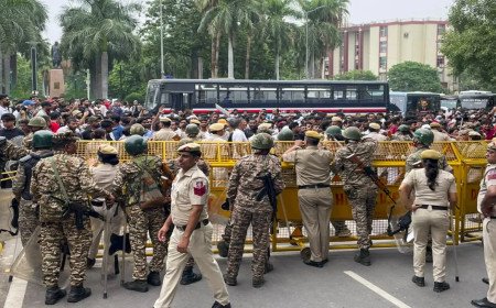 दिल्ली पुलिस ने जंतर मंतर पर सुरक्षा बढ़ाई चार मुख्य मेट्रो स्टेशनों पर निगरानी