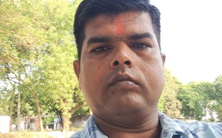 ईमानदारी की अनूठी मिसाल: सड़क पर मिला 8 हजार रुपये से भरा पर्स, सोशल मीडिया से खोजकर हरीलाल यादव ने मालिक को लौटाया
