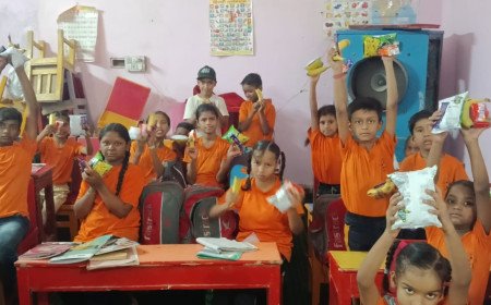 कानपुर में 'शिक्षा से वंचित बच्चों की पाठशाला' में उमड़ा स्नेह; चॉकलेट और फ्रूटी पाकर खिले मासूमों के चेहरे
