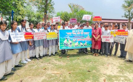 प्रयागराज में वन महोत्सव की धूम: गंगा तट पर छात्रों ने रोपे पौधे, लिया धरा को हरा-भरा बनाने का संकल्प