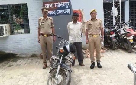 दुकान के सामने से चोरी हुई बाइक के साथ आरोपी गिरफ्तार, पीड़ित ने डिहवा चौराहे पर दबोचा