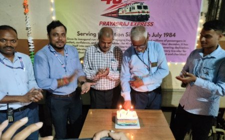 प्रयागराज एक्सप्रेस ने पूरे किए सेवा के 42 वर्ष, जंक्शन पर केक काटकर मनाया गया जन्मदिन