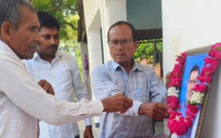 कुंडा: पुण्यतिथि पर याद किए गए समाजसेवी स्व. ज्ञान प्रकाश यादव, लोगों ने चित्र पर श्रद्धा सुमन अर्पित कर दी श्रद्धांजलि