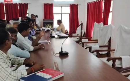 प्रतापगढ़: कुंडा में खानापूर्ति बना जिला स्तरीय संपूर्ण समाधान दिवस, DM-SP के न आने से खाली रहीं कुर्सियां, 270 में से सिर्फ 15 शिकायतों का हुआ निस्तारण