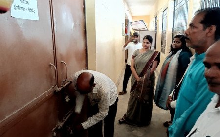 अम्बेडकरनगर में जिलाधिकारी ईशा प्रिया ने ईवीएम वेयरहाउस का मासिक निरीक्षण कर लिया जायजा
