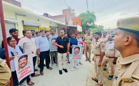 छात्रों पर लाठीचार्ज से भड़के कांग्रेसी: कौशाम्बी में धर्मेंद्र प्रधान का पुतला फूंकने को लेकर पुलिस से तीखी झड़प